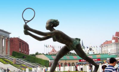 城市廣場大型裝飾擺件玻璃鋼仿銅打羽毛球的人物雕塑