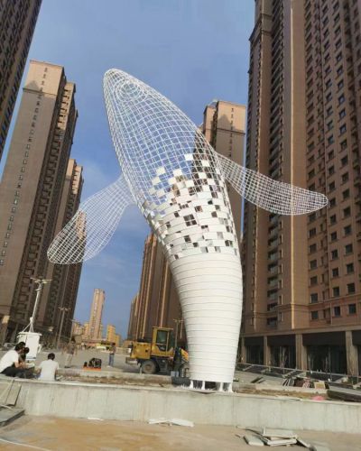 小區(qū)景觀落地擺件大型不銹鋼鏤空創(chuàng)意鯨魚雕塑