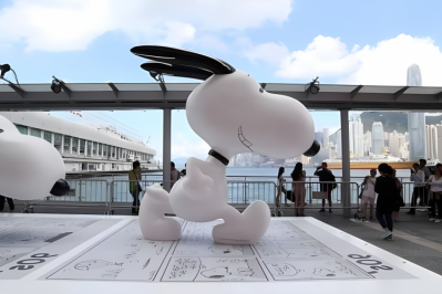 商業(yè)街創(chuàng)意擺件玻璃鋼卡通動物奔跑的Snoopy雕塑