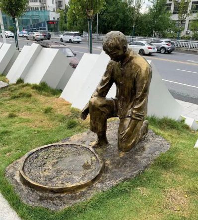 公園擺件玻璃鋼曬青的人物景觀擺件