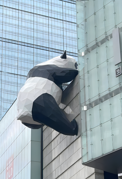 城市景觀大型創(chuàng)意動物景觀擺件玻璃鋼塊面爬墻動物熊貓雕塑