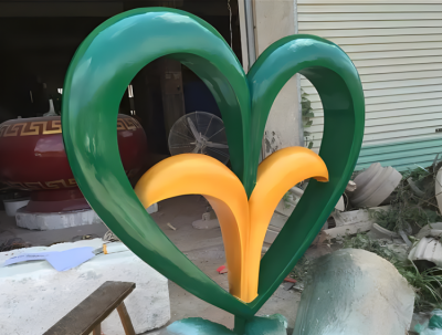 “發(fā)芽”玻璃鋼愛心造型雕塑