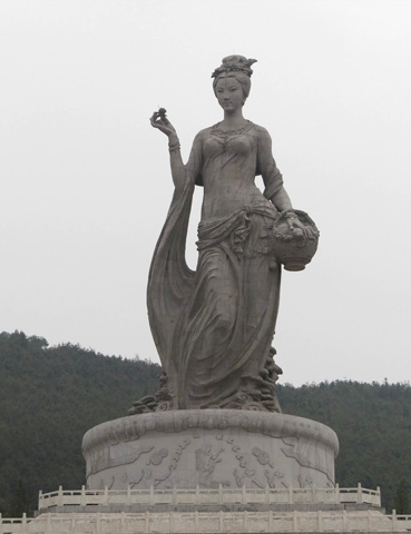 神女：總高51.9米，由1160塊花崗石構(gòu)成，自重1000多噸的茶山神女